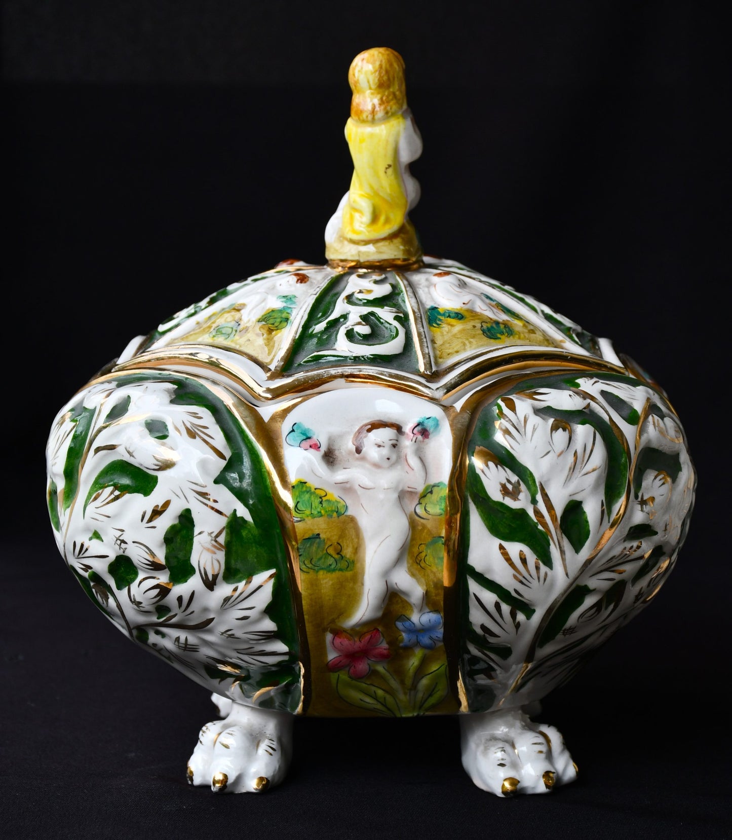 Купа с капак на Каподимонте