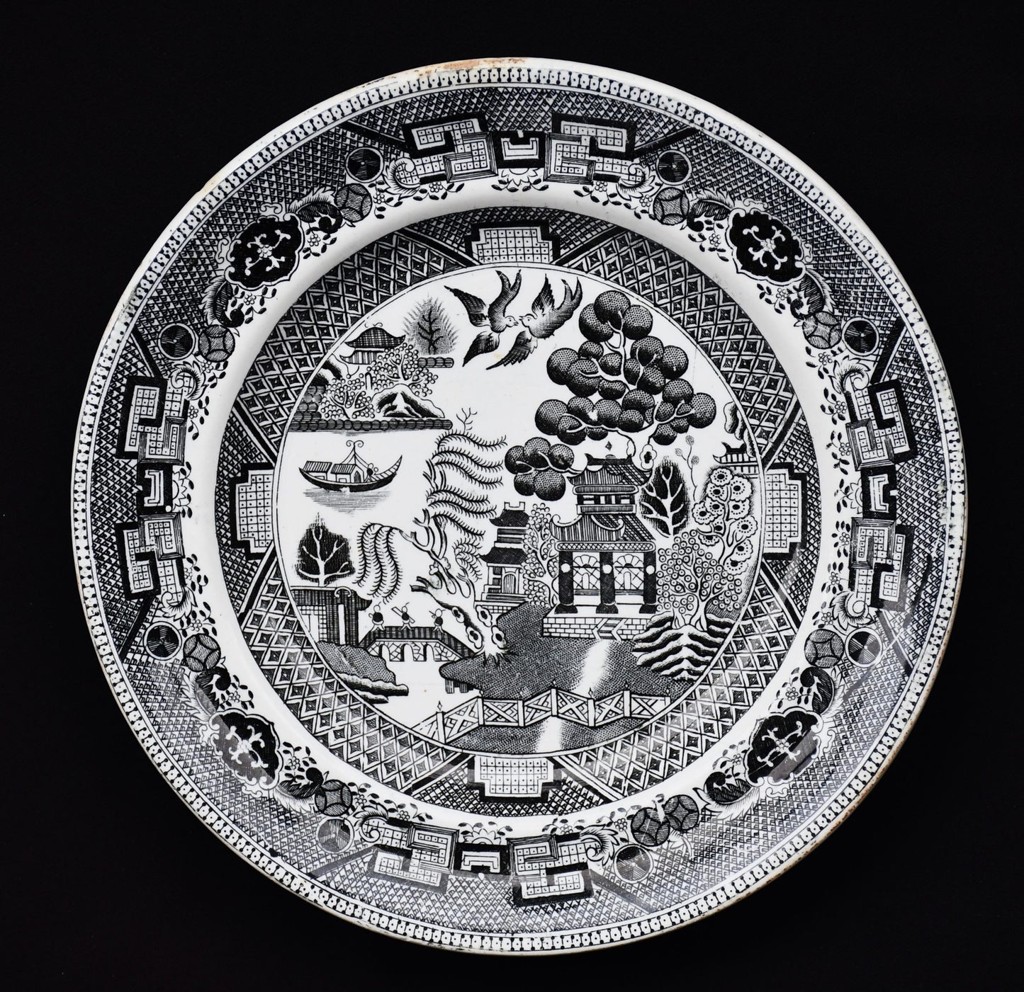 Антична британска чиния. Работа на William Lowe.