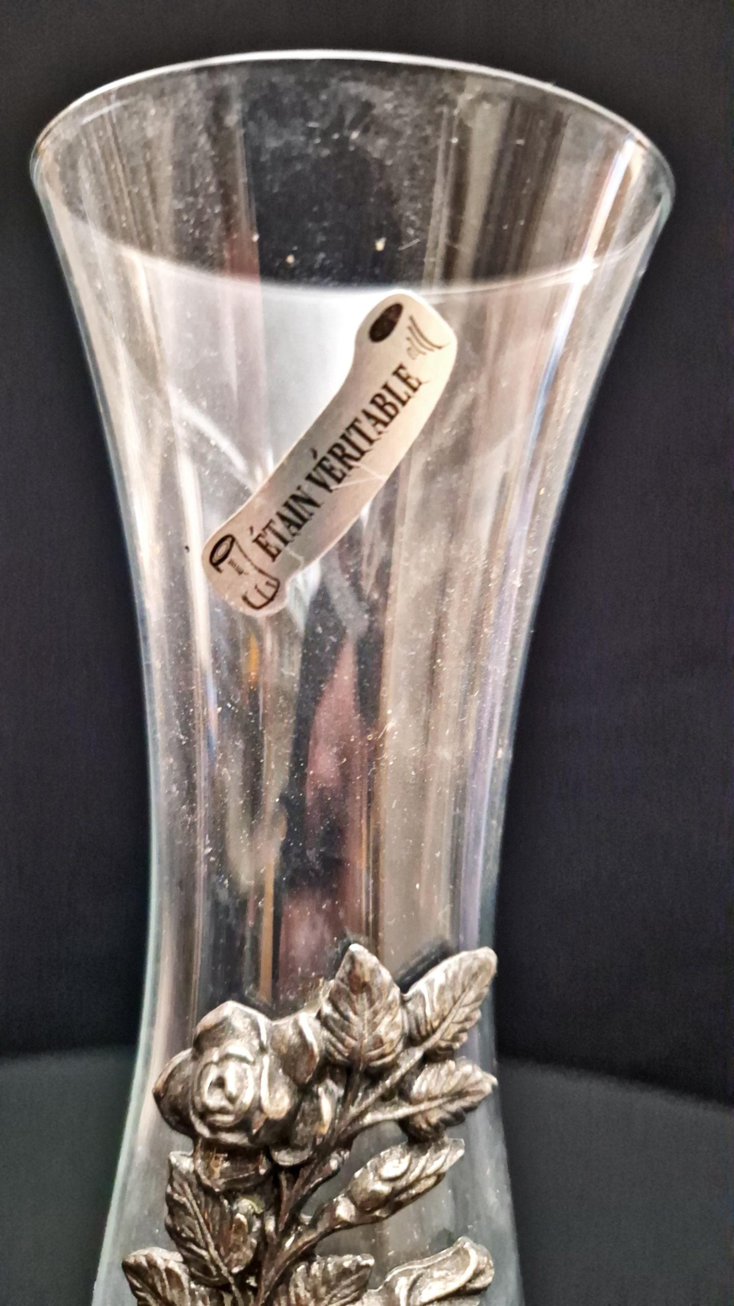 Стъклена ваза с метален обков