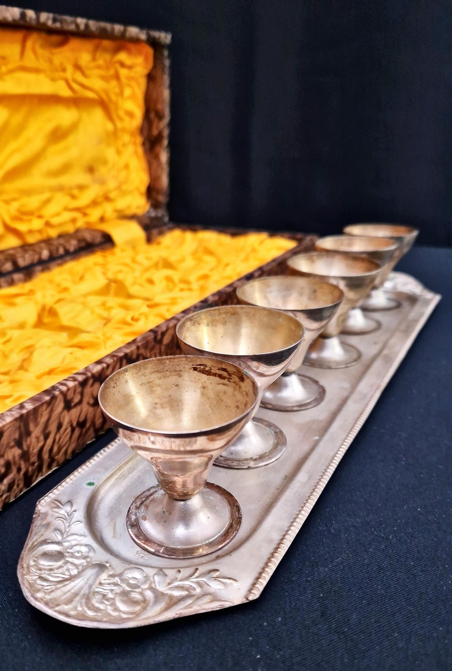 Метални чашки с поднос в кутия