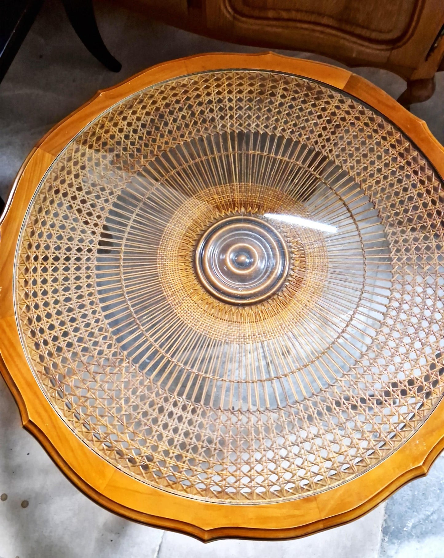 Дървена маса със стъклен плот