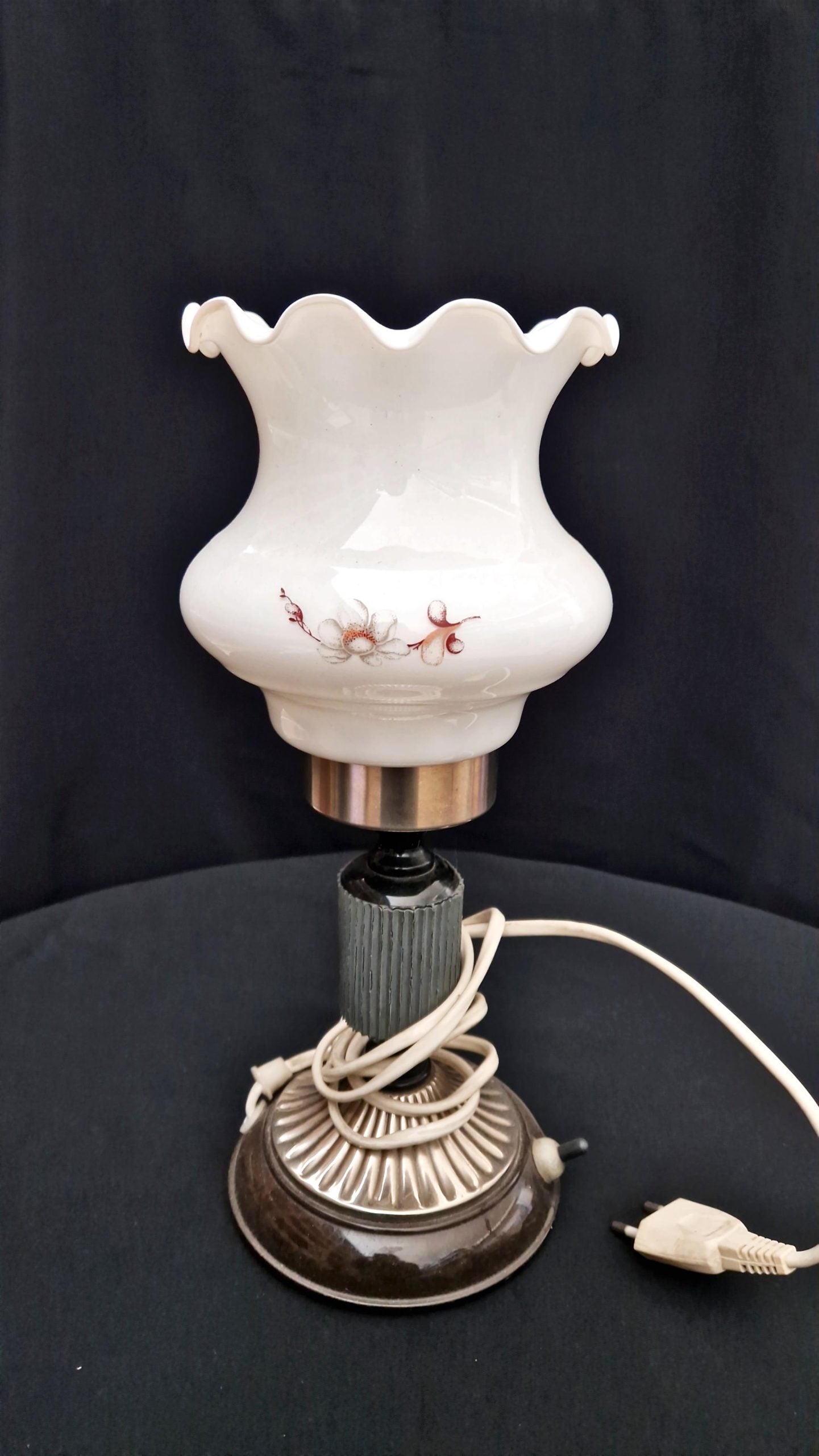 Метална лампа със стъклен абажур