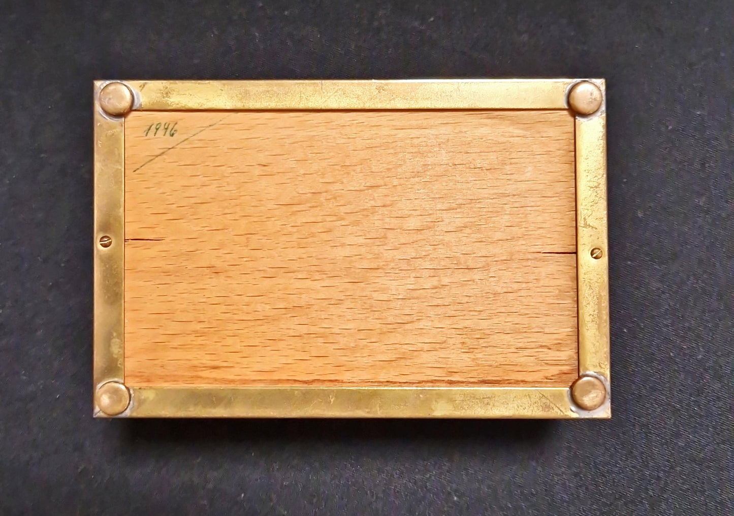 Дървена кутия с метален обков