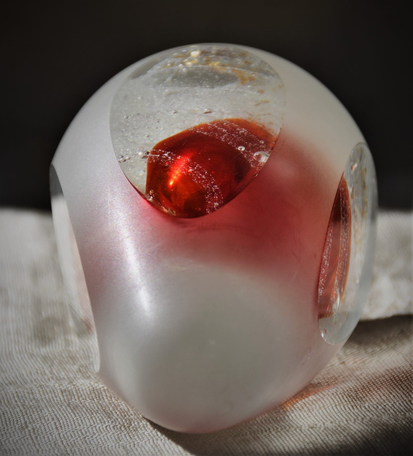 Стъклена скулптура на Monica Backström за Kosta Boda