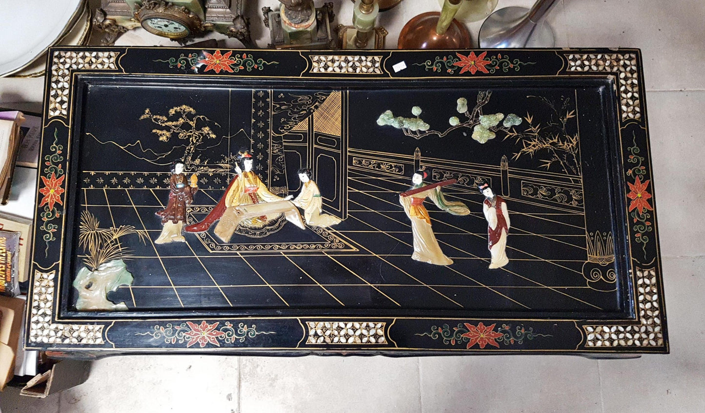 Маса с нефрит и седеф