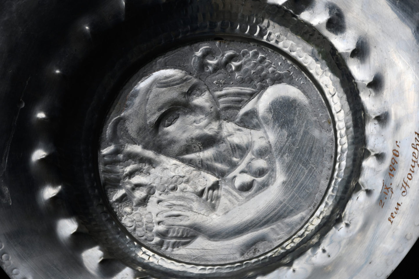 Артистична медна чиния