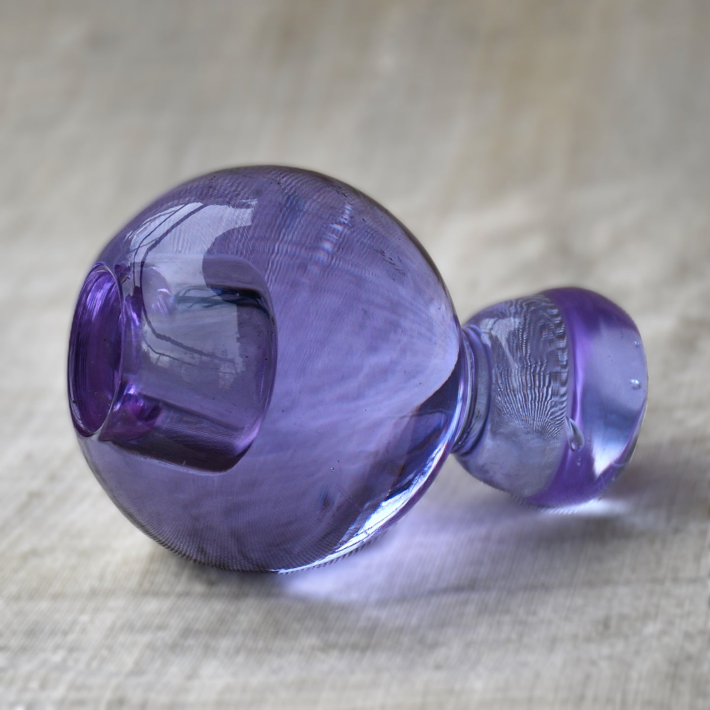 Свещник неодимиево стъкло, Милослав Клингер, Zelezny Brod Glasswork, Чехословакия, 1960-те