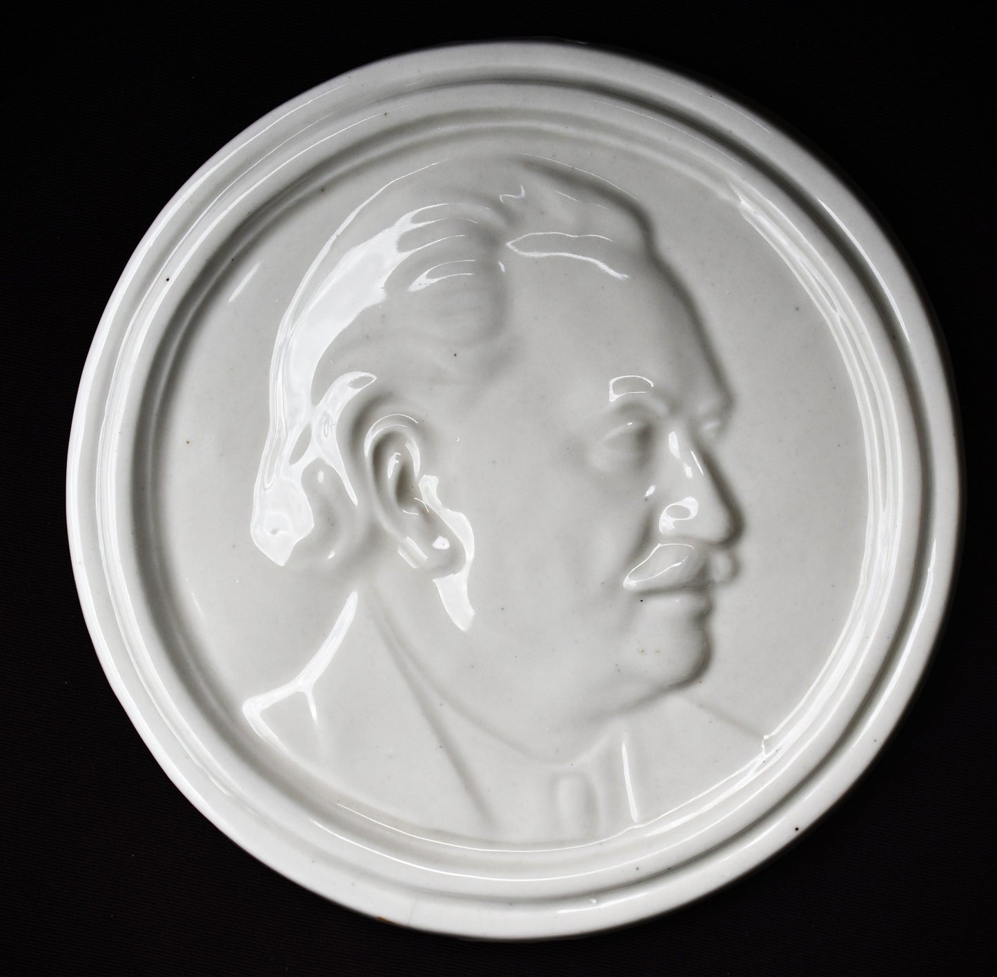 Порцеланов барелеф на Георги Димитров