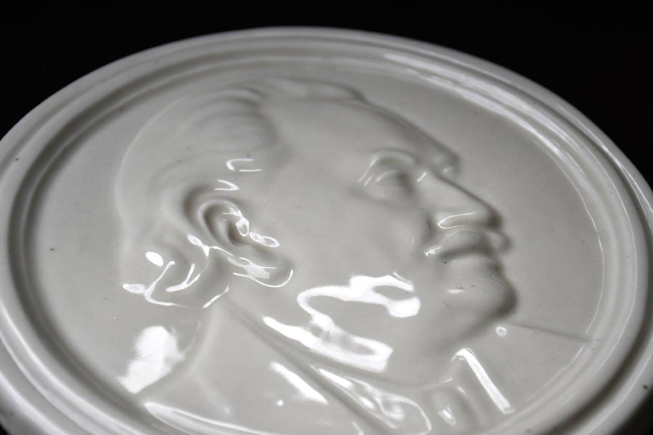 Порцеланов барелеф на Георги Димитров