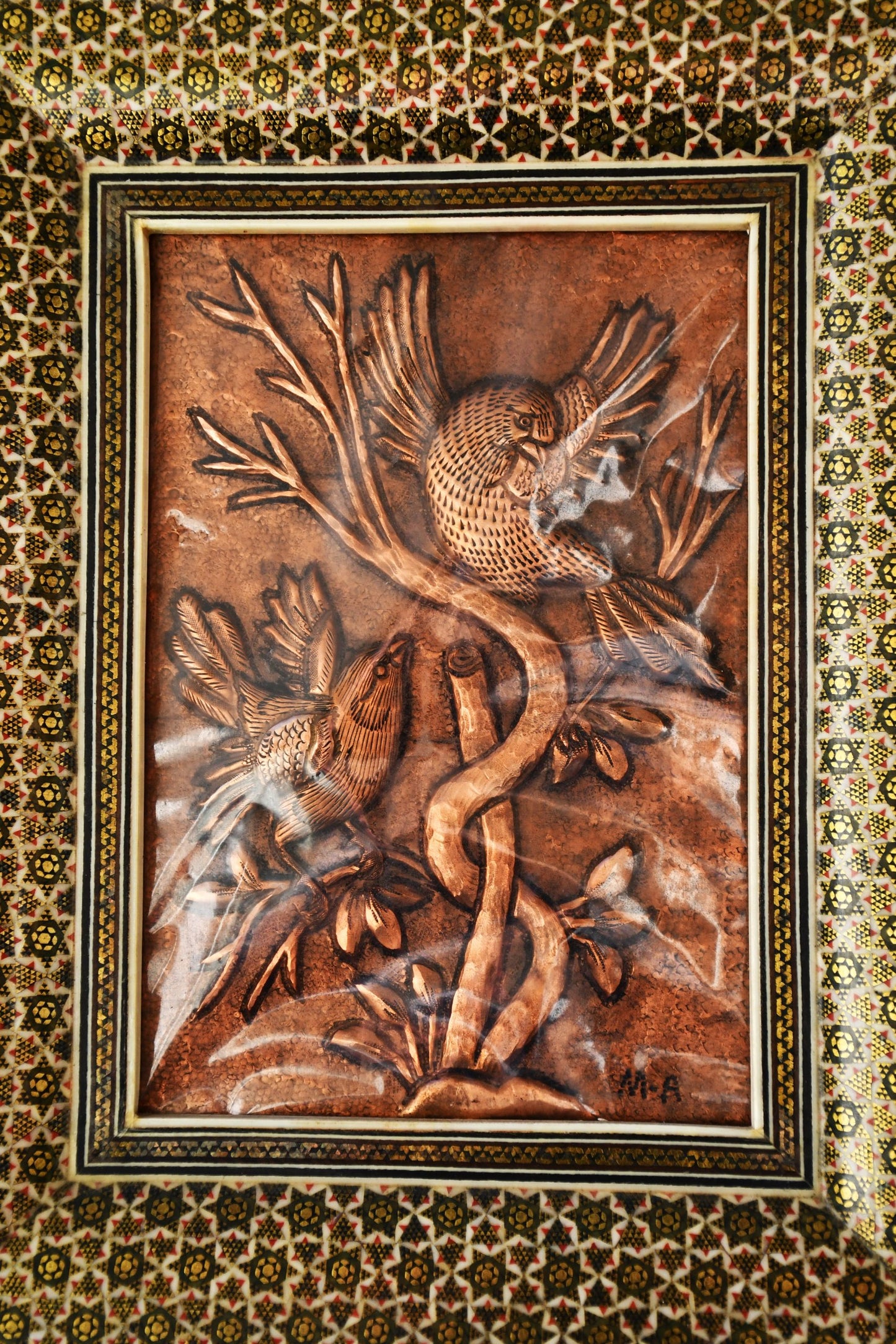 Персийски меден релеф в рамка "хатам"