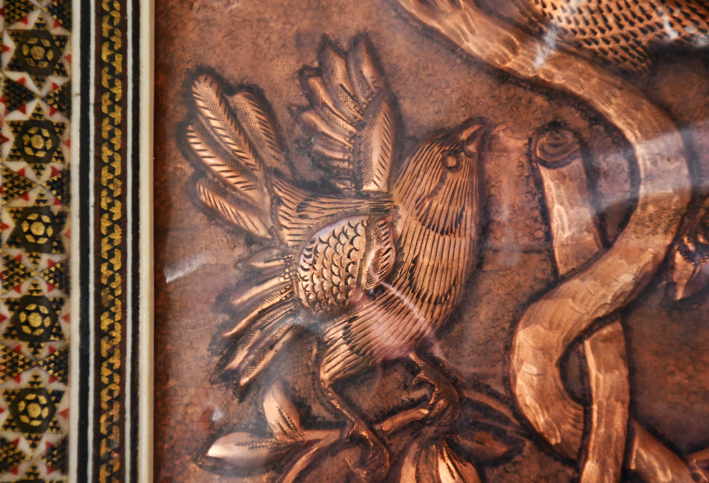 Персийски меден релеф в рамка "хатам"