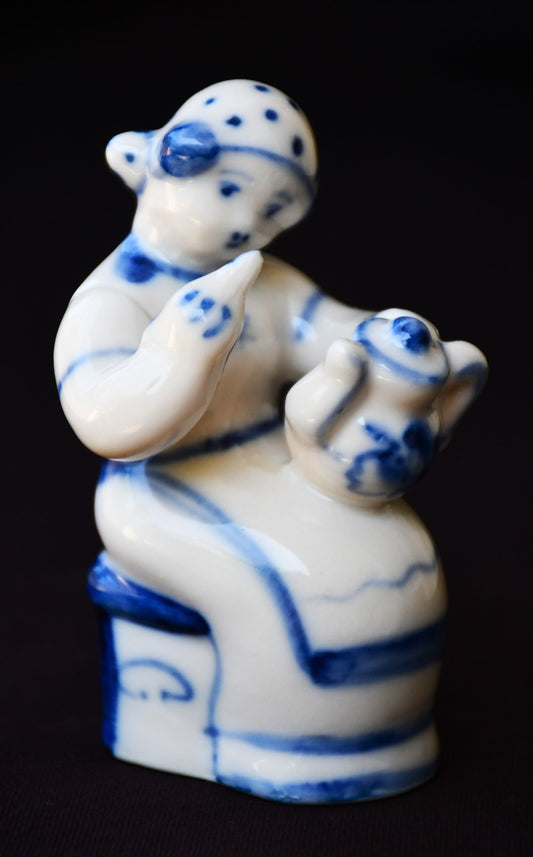 Порцеланова фигурина "За чаем" - " Гжель"