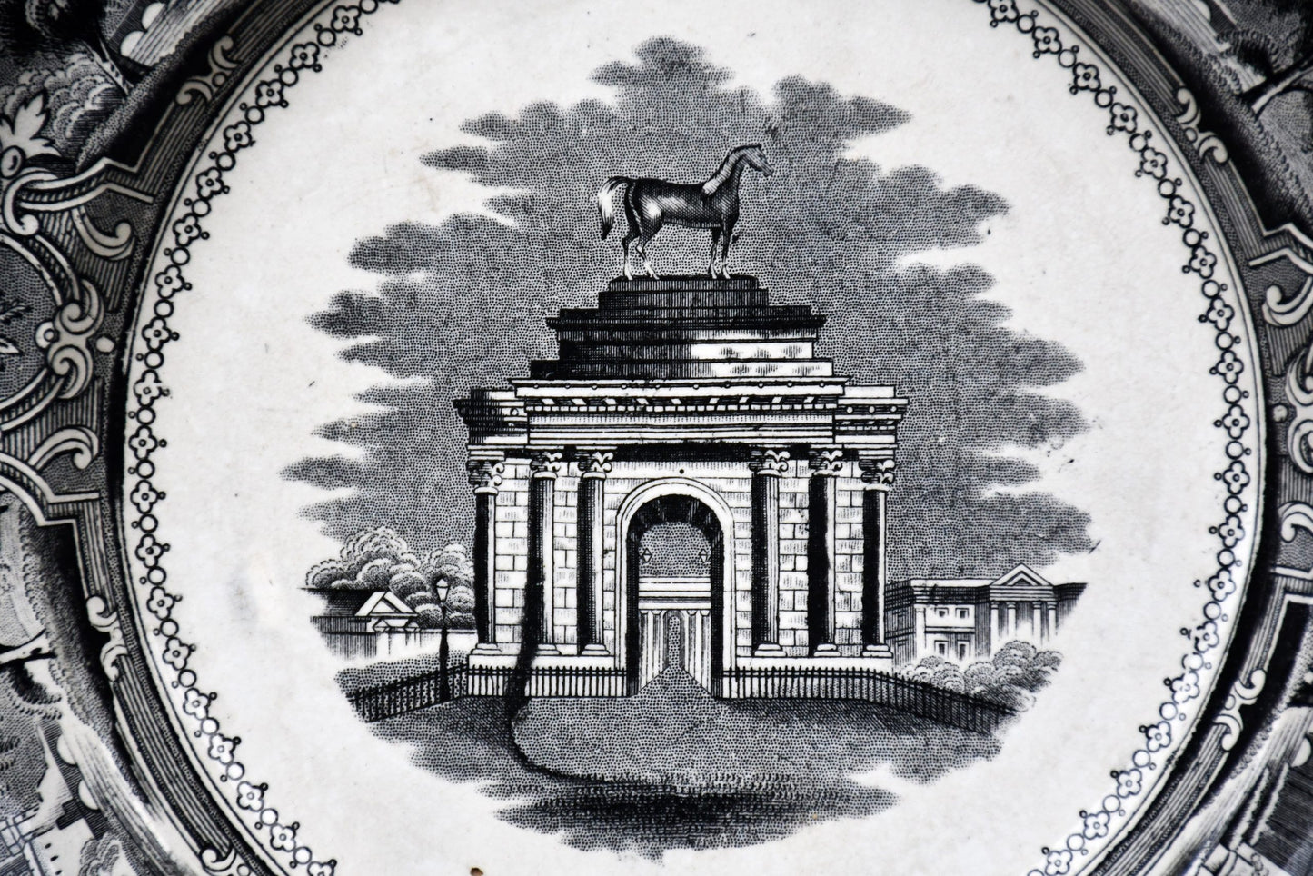 Антична британска чиния на  Джон Кар (John Carr)