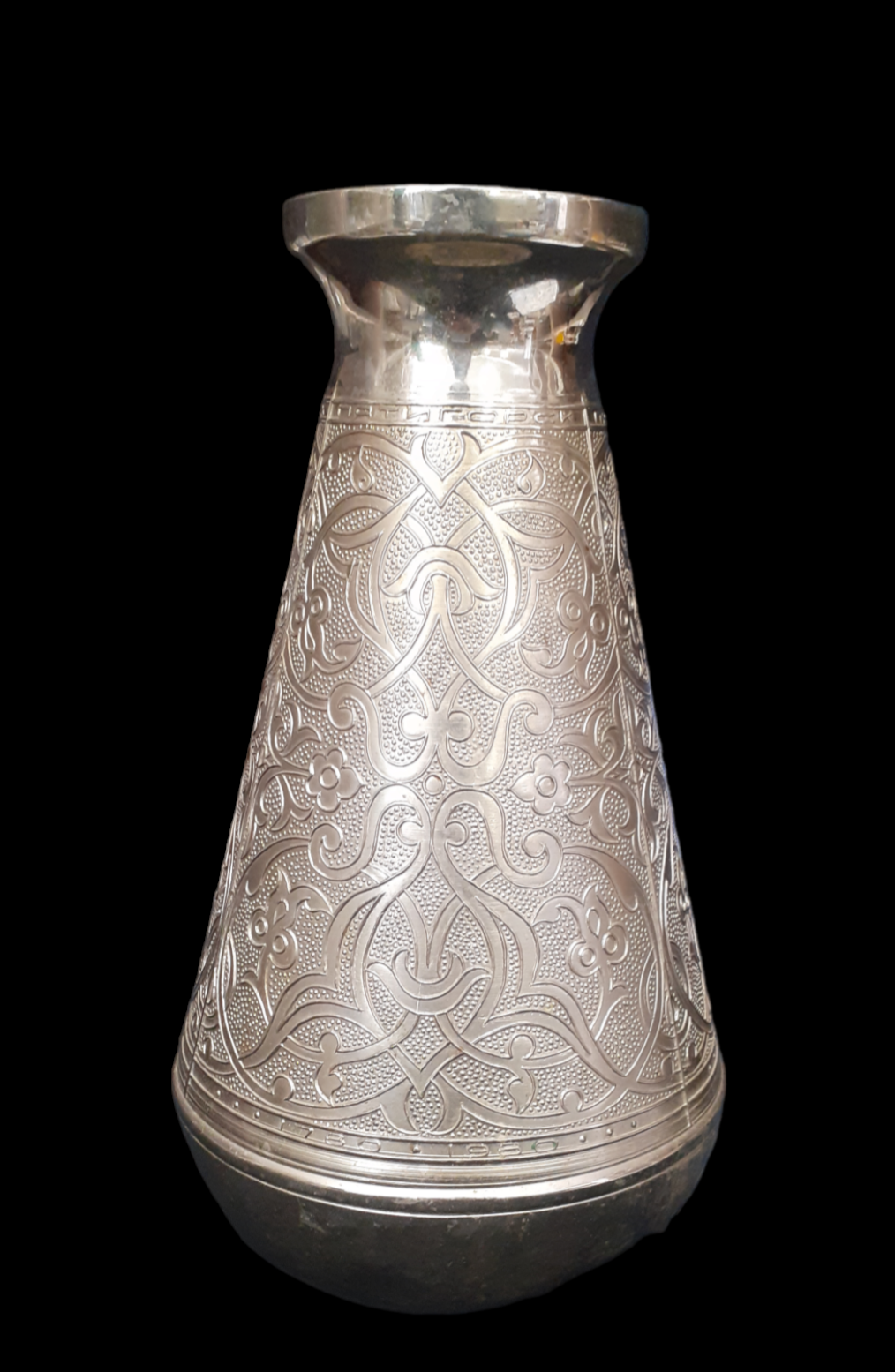 Метална ваза