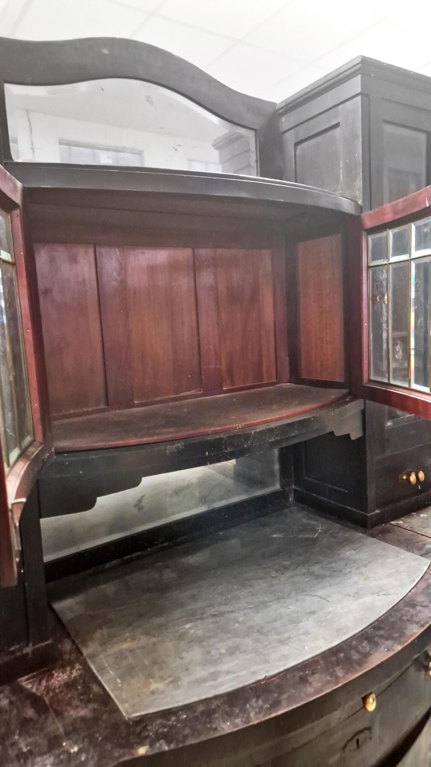 Бюфет с фаситирани стъкла