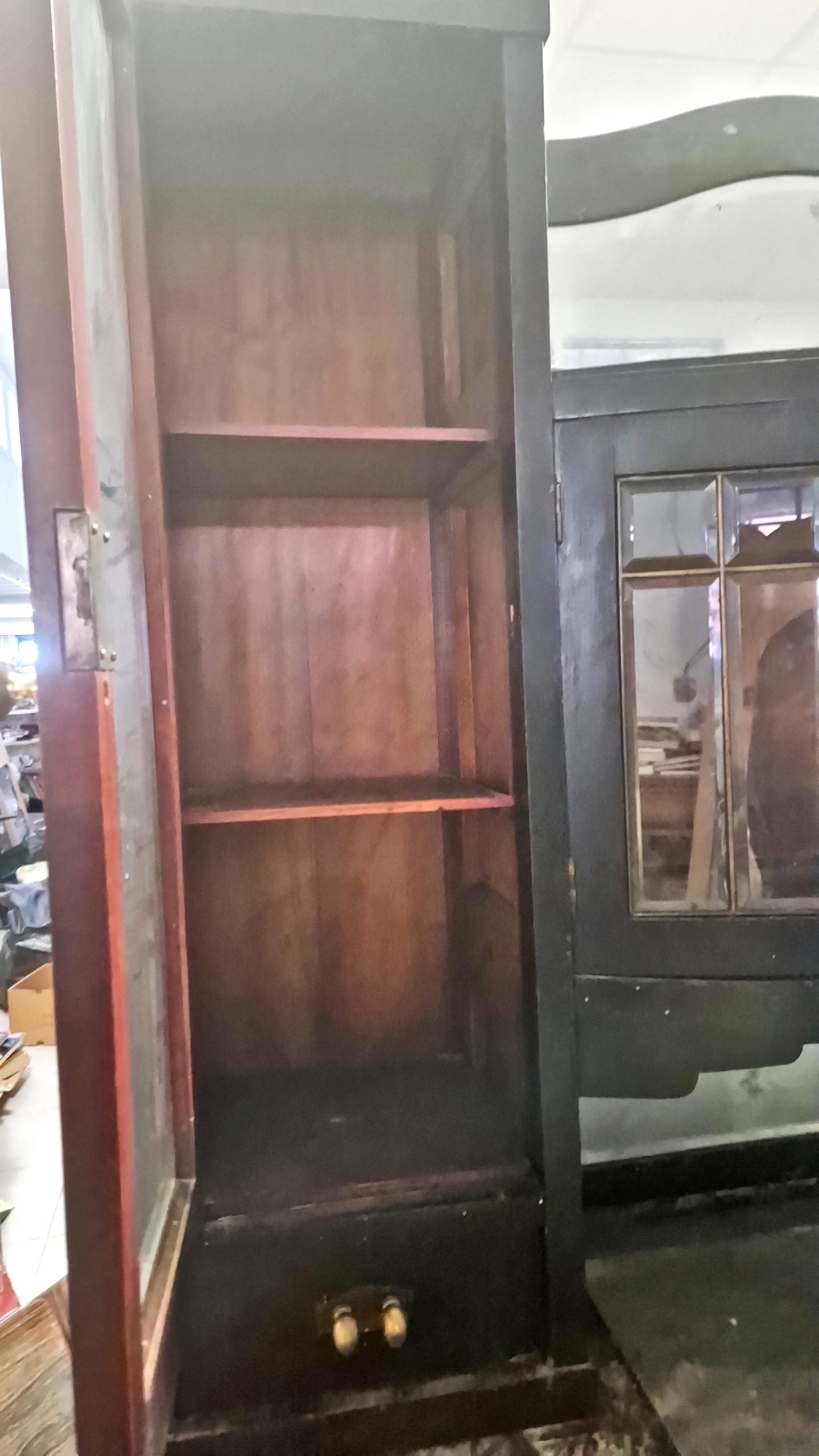 Бюфет с фаситирани стъкла