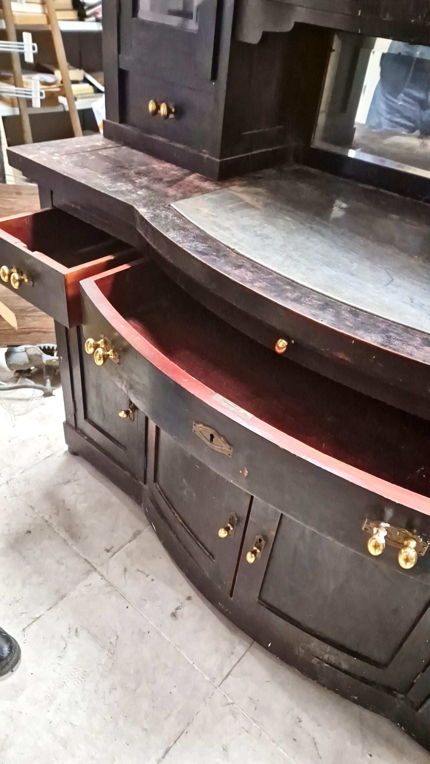 Бюфет с фаситирани стъкла