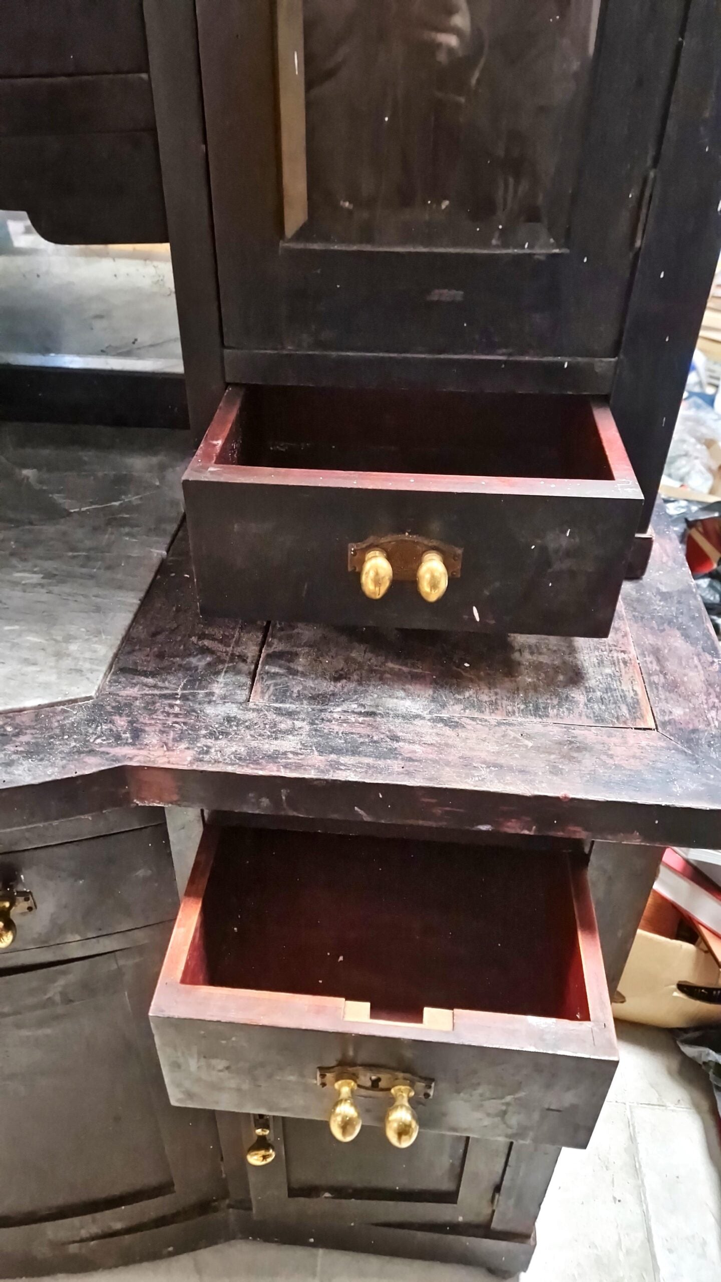 Бюфет с фаситирани стъкла