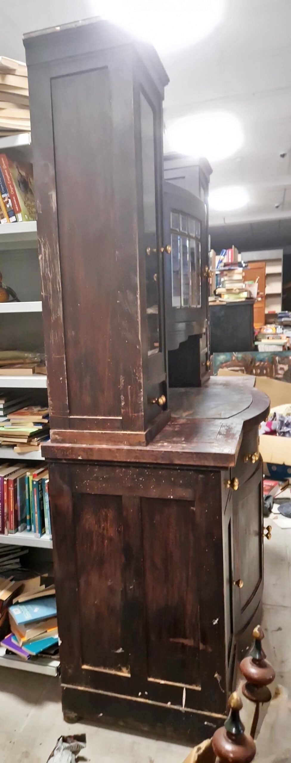 Бюфет с фаситирани стъкла