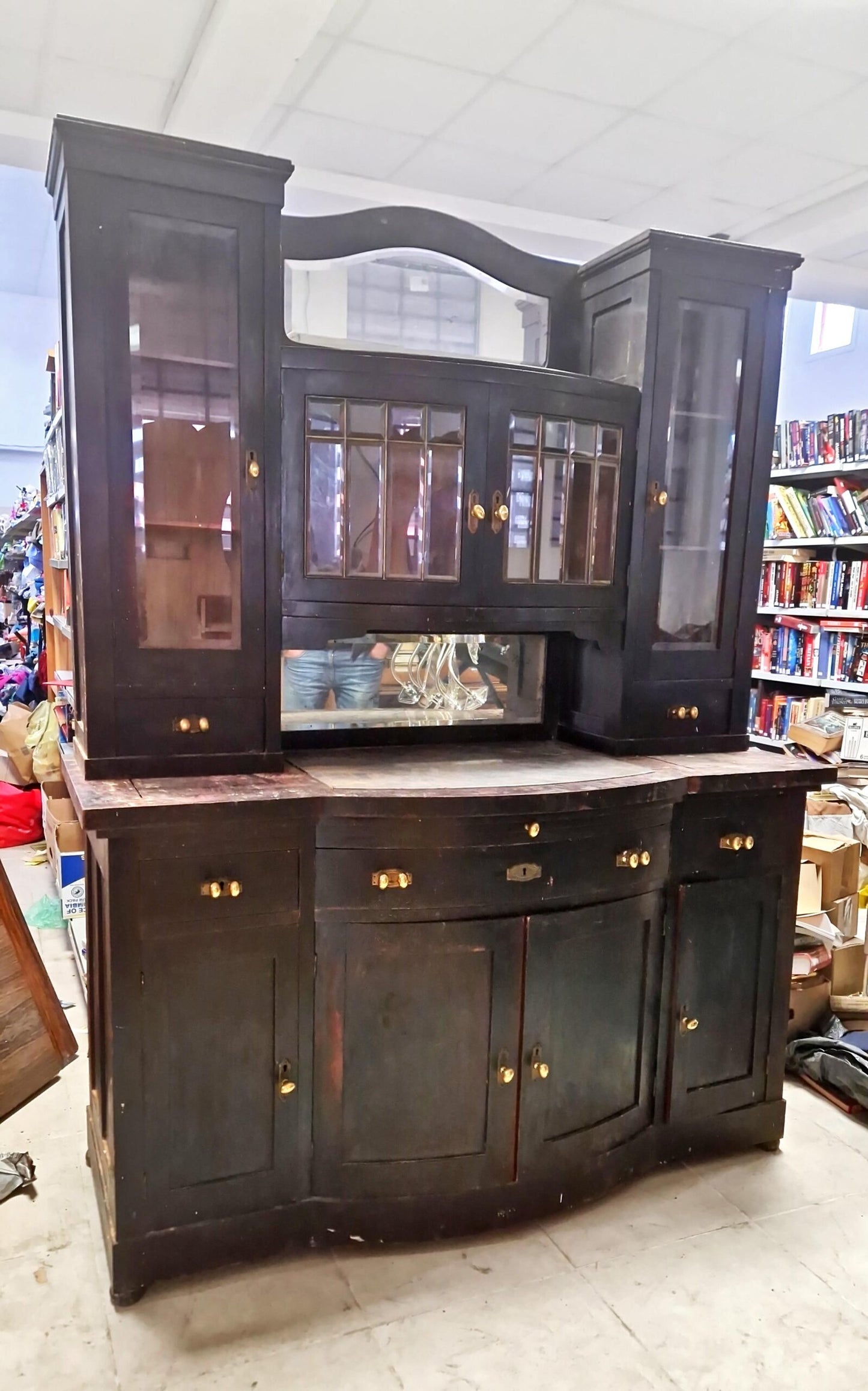 Бюфет с фаситирани стъкла