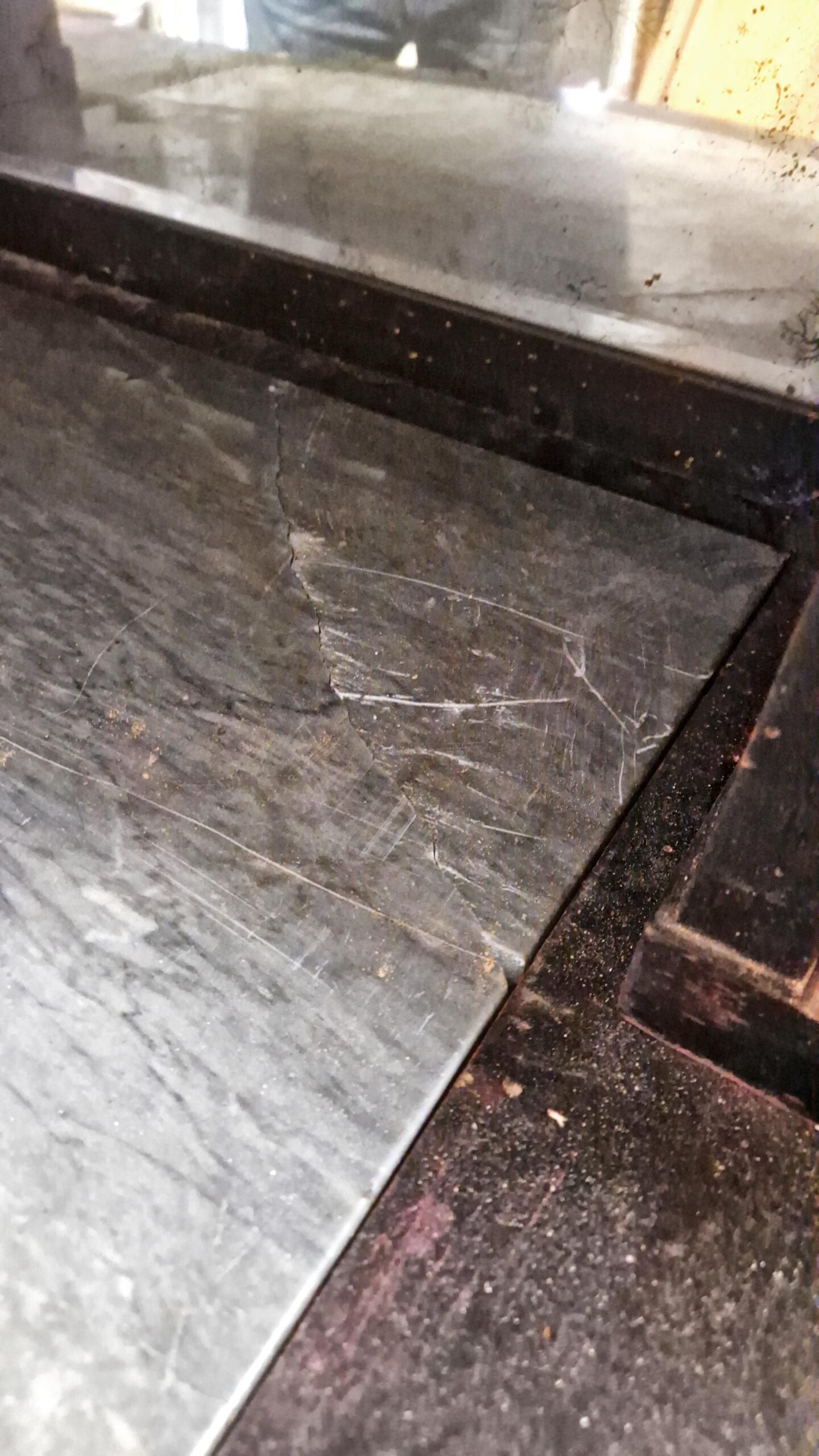 Бюфет с фаситирани стъкла