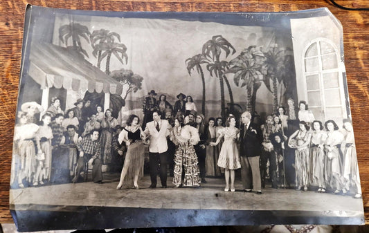 Снимка - Звездите на държавен кооперативен музикален театър с Мими Балканска и Невена Дочева и други