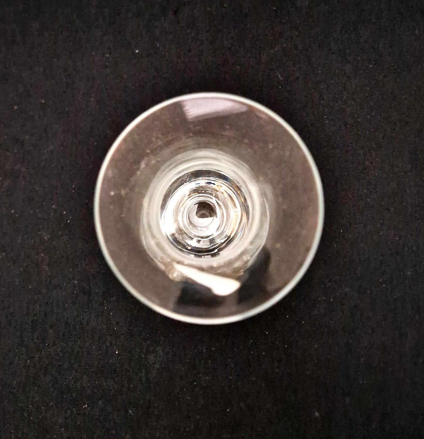 Стъклена ваза с метален обков