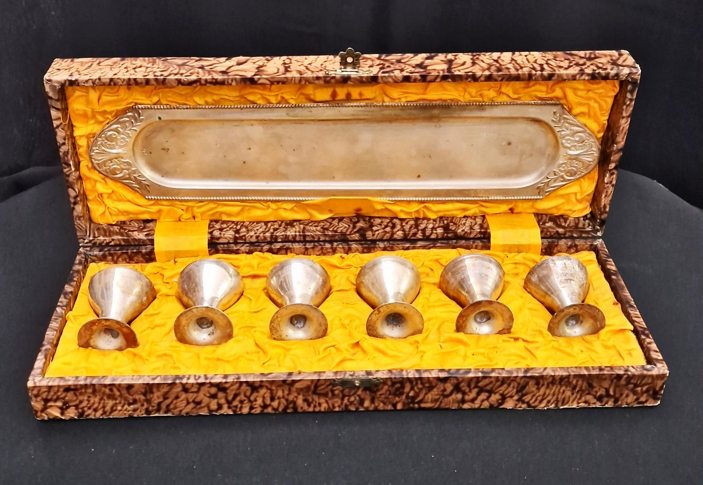 Метални чашки с поднос в кутия