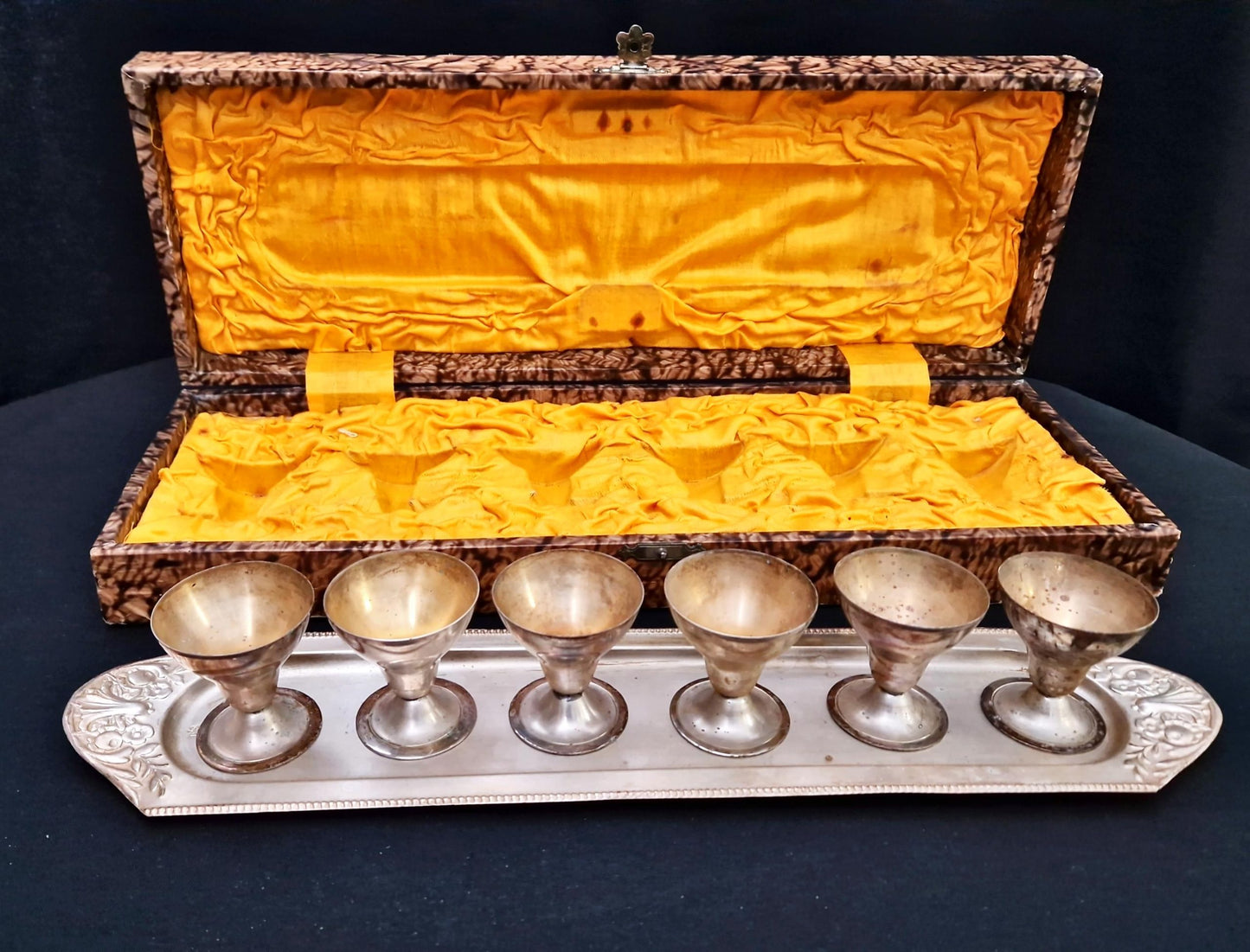 Метални чашки с поднос в кутия