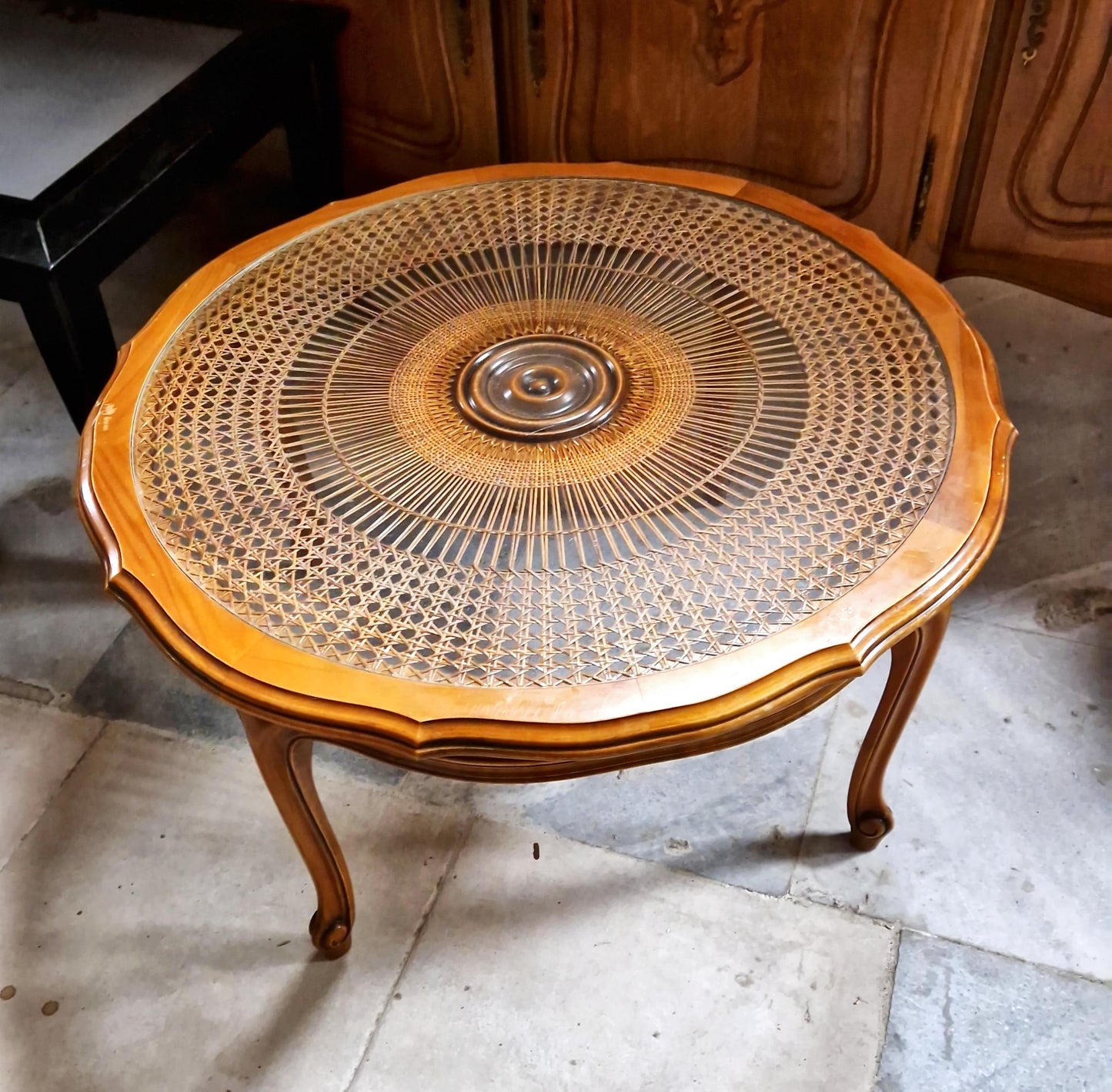 Дървена маса със стъклен плот