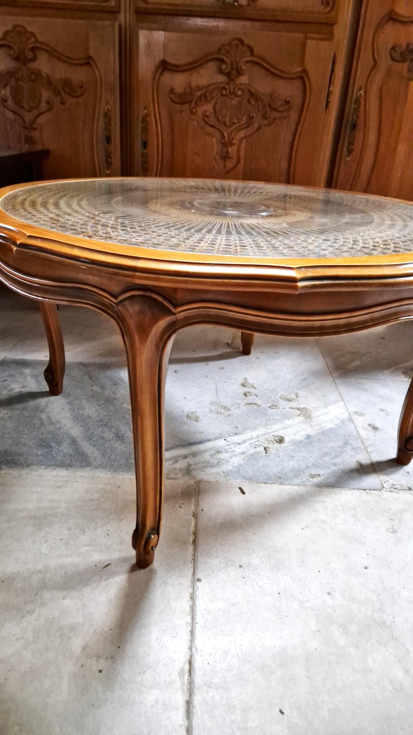 Дървена маса със стъклен плот