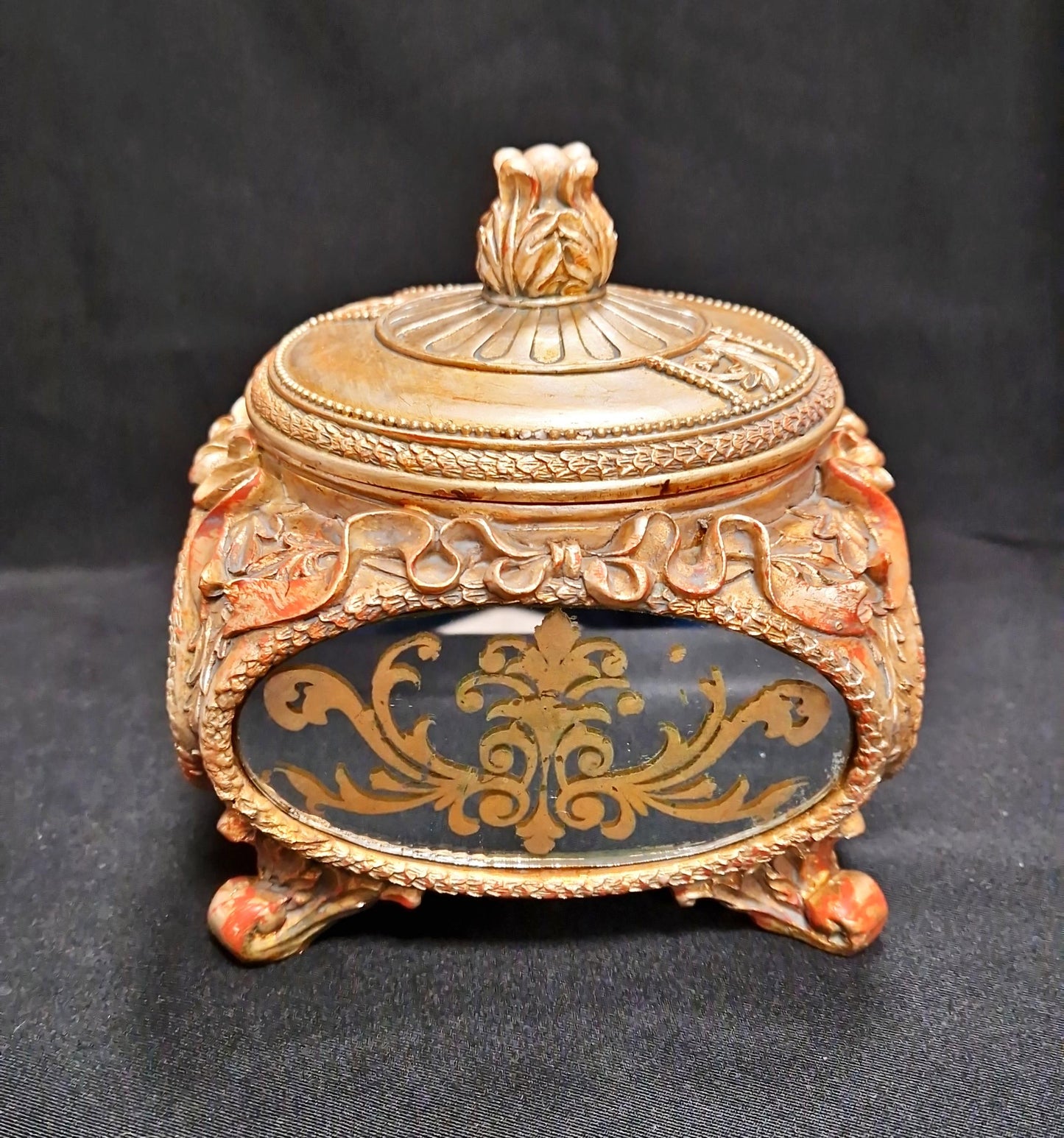 Керамична кутия с вградени огледала