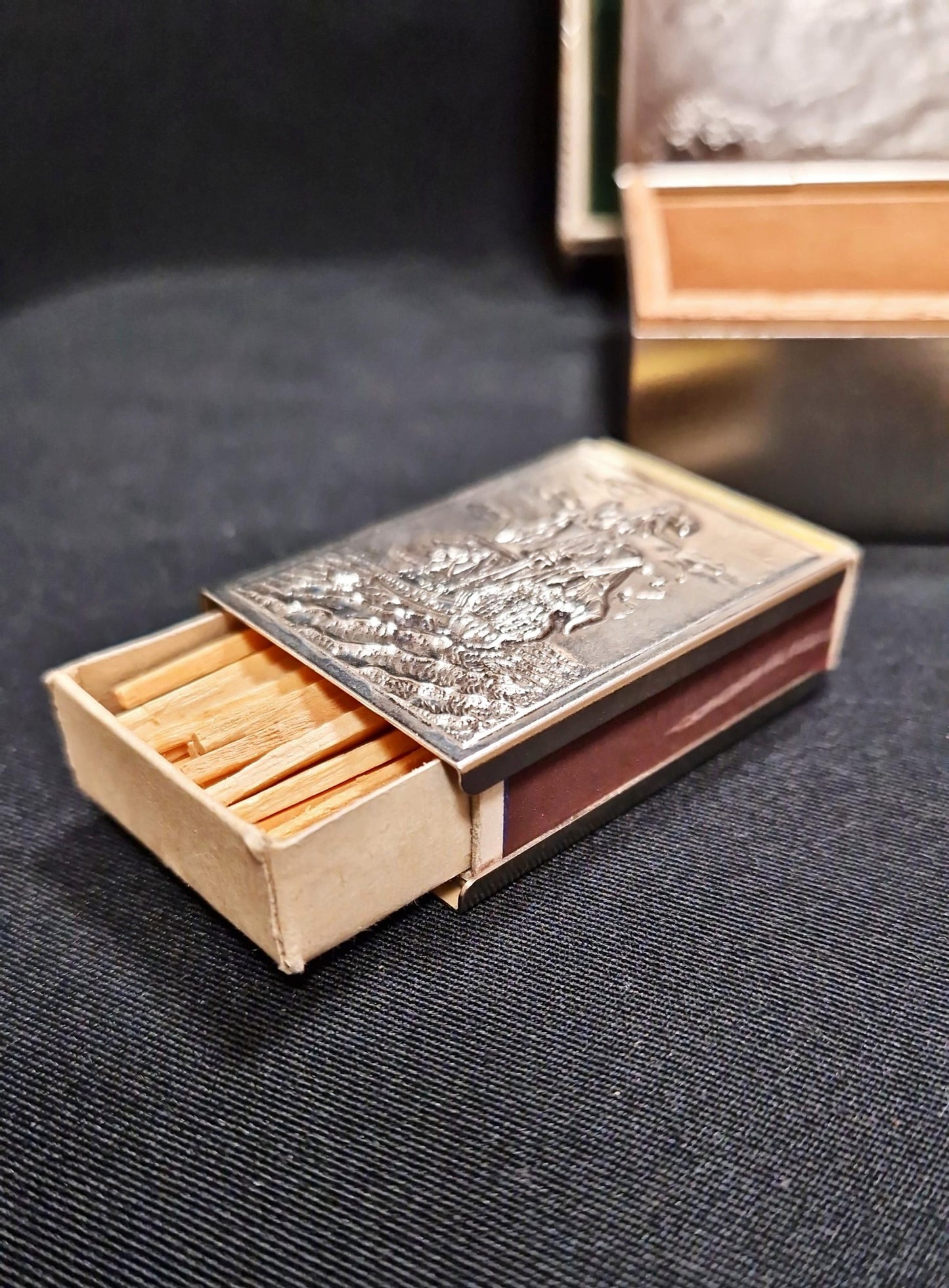 Керамична кутия с вградени огледала