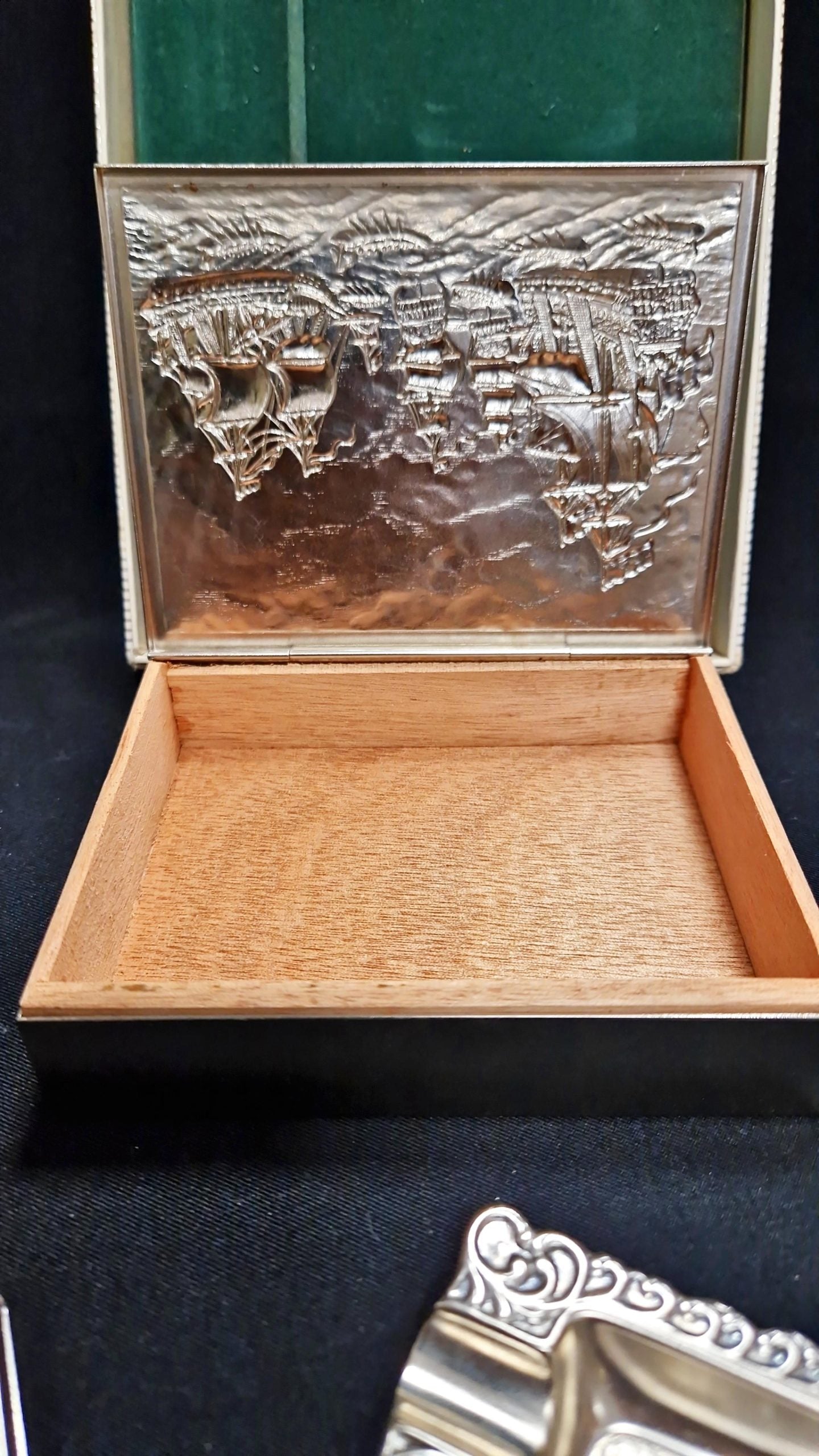 Керамична кутия с вградени огледала