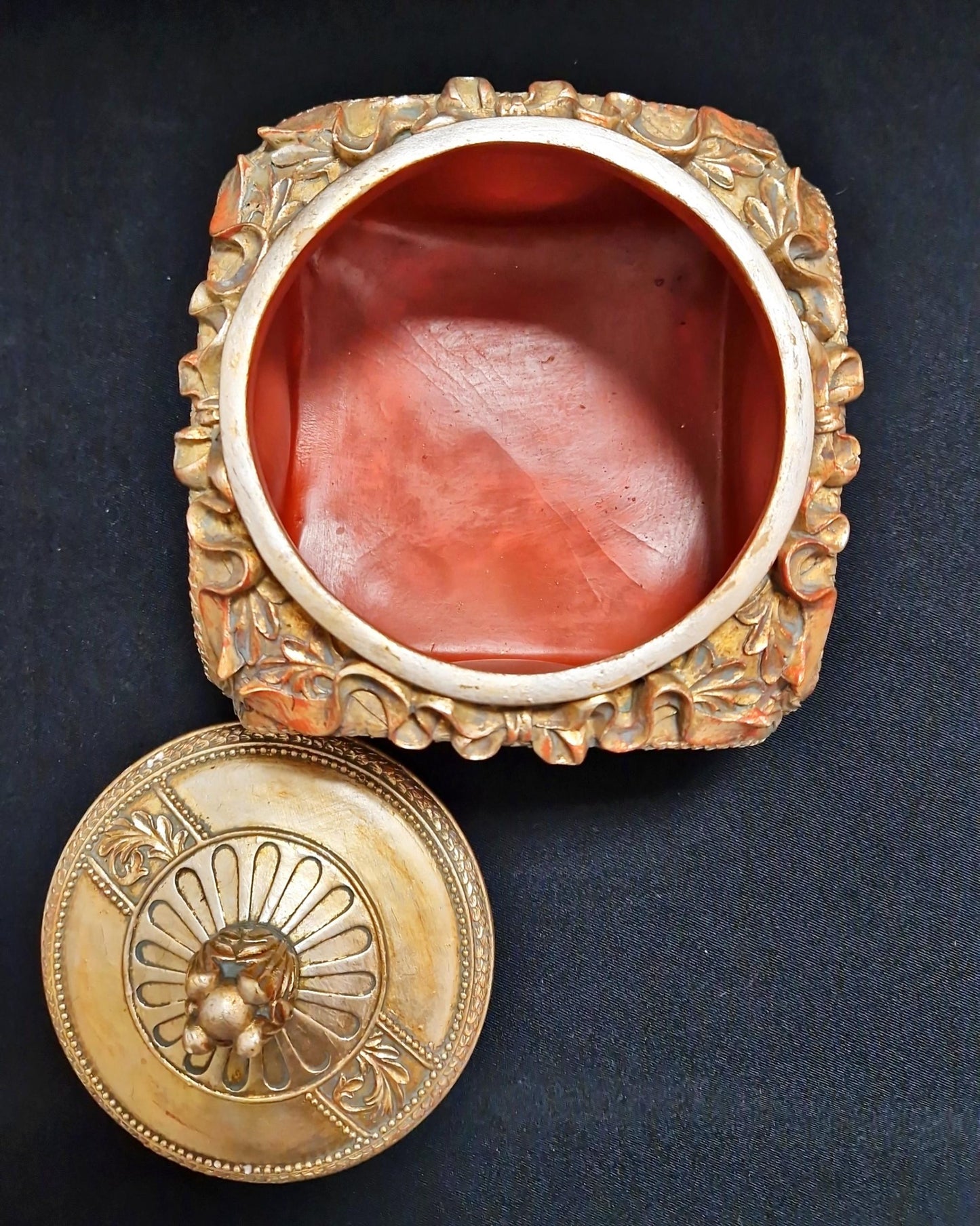 Керамична кутия с вградени огледала