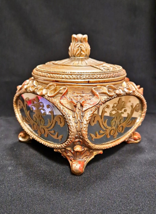 Керамична кутия с вградени огледала