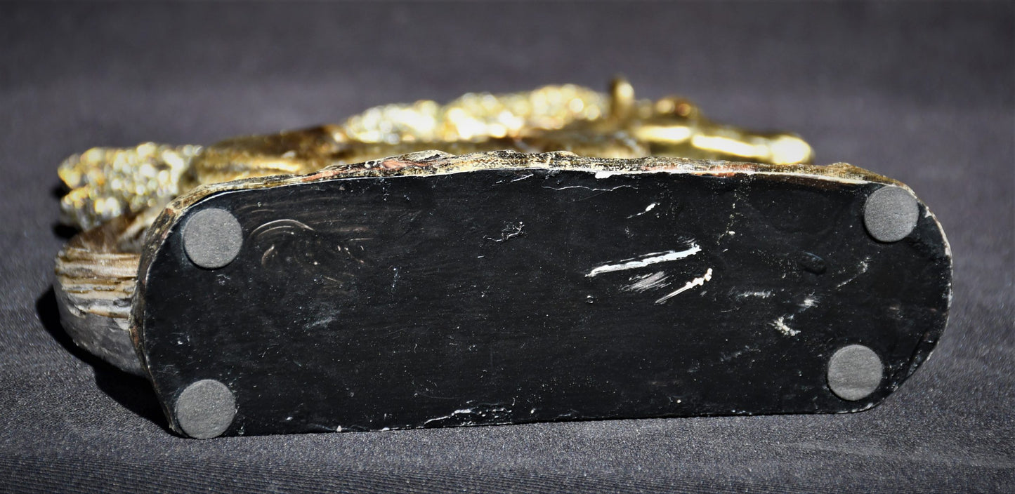 Жребец сред дърветата - декоративна скулптура