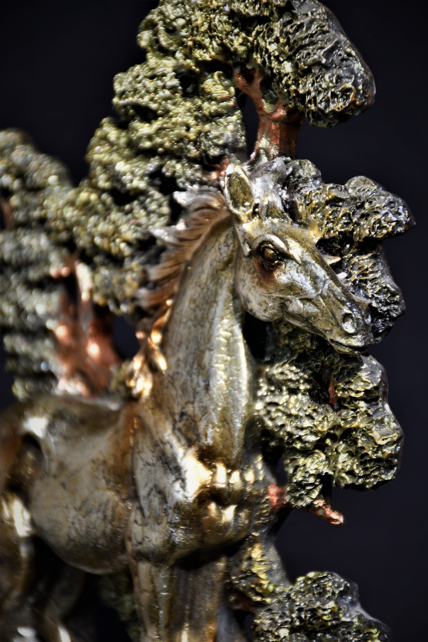 Жребец сред дърветата - декоративна скулптура