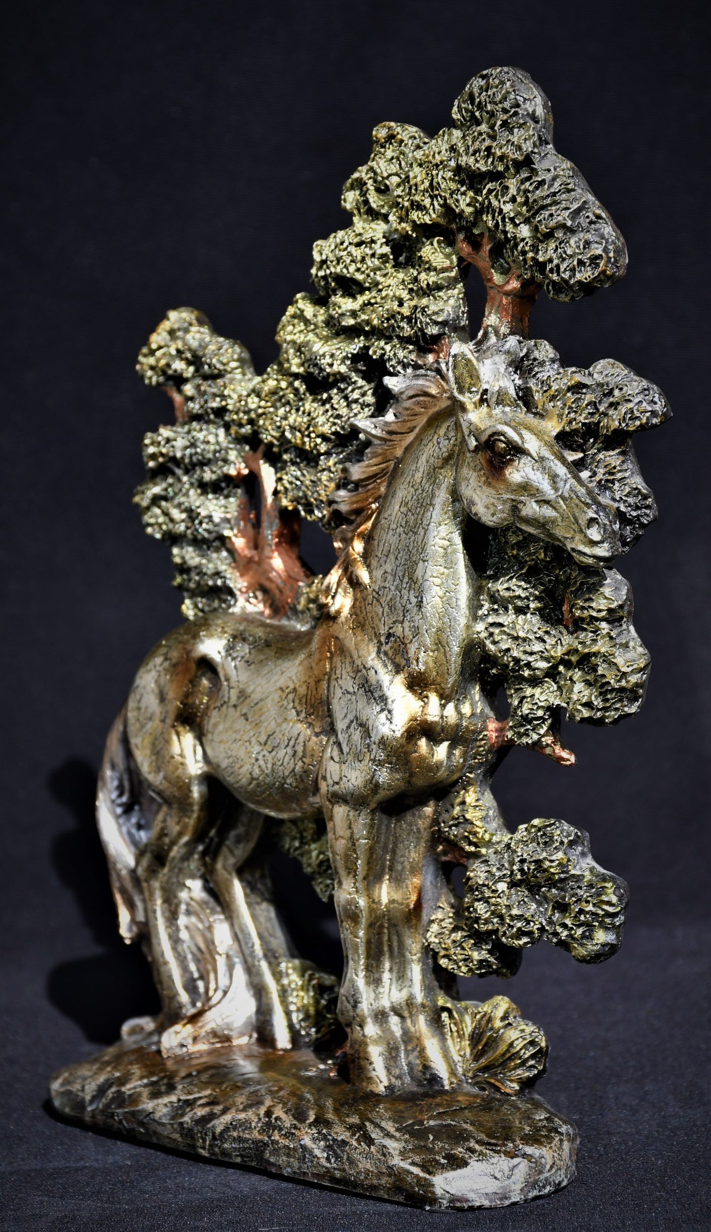 Жребец сред дърветата - декоративна скулптура