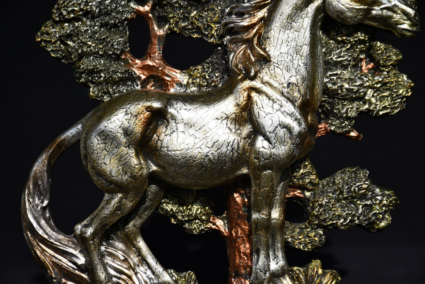 Жребец сред дърветата - декоративна скулптура