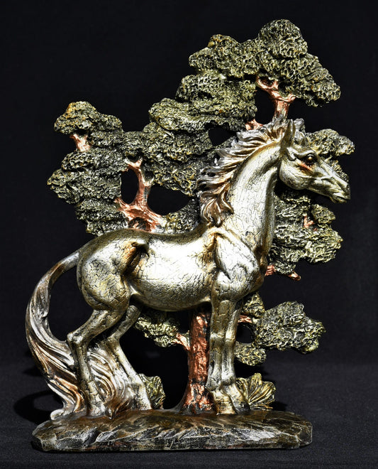 Жребец сред дърветата - декоративна скулптура