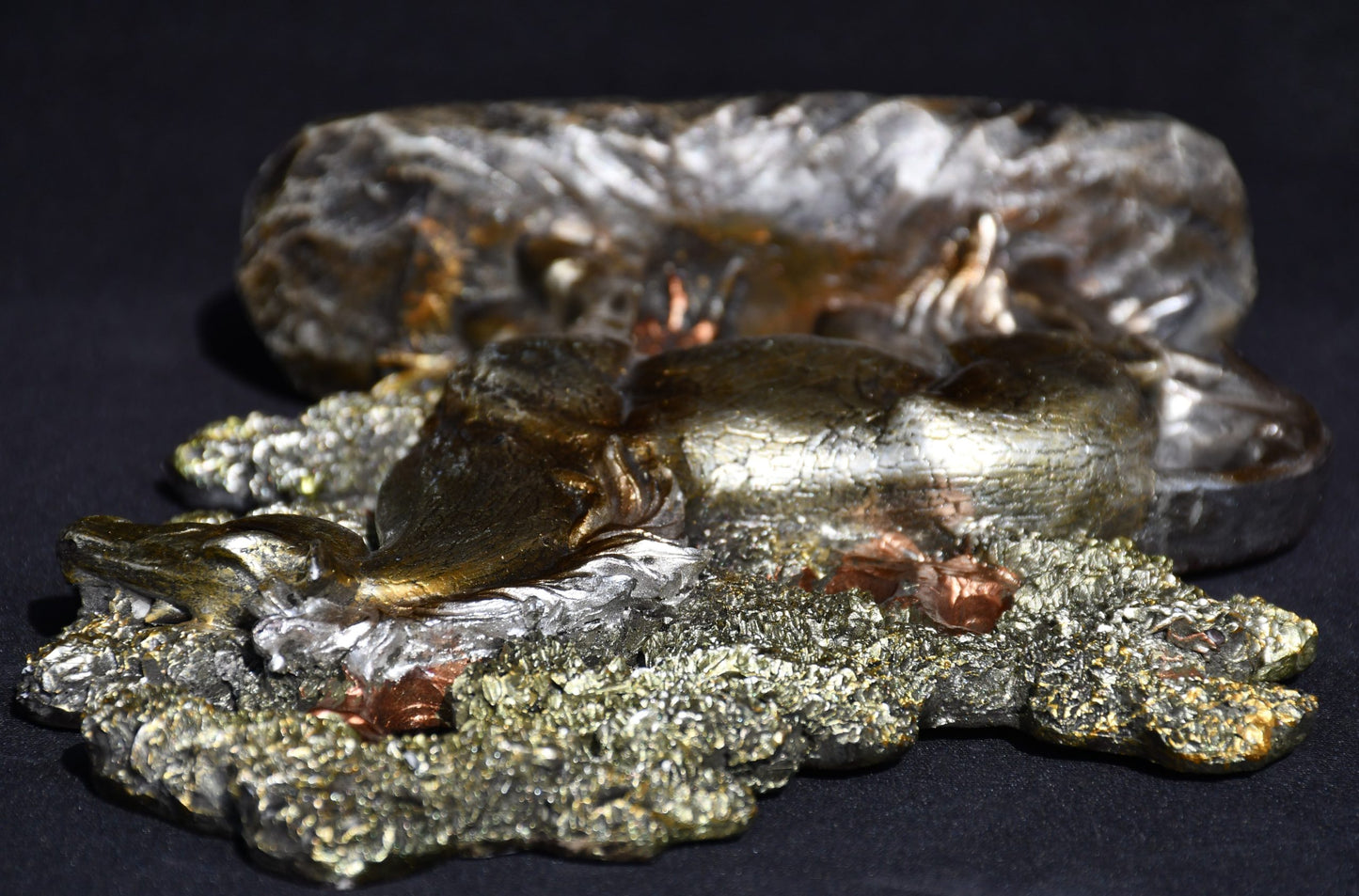 Жребец сред дърветата - декоративна скулптура