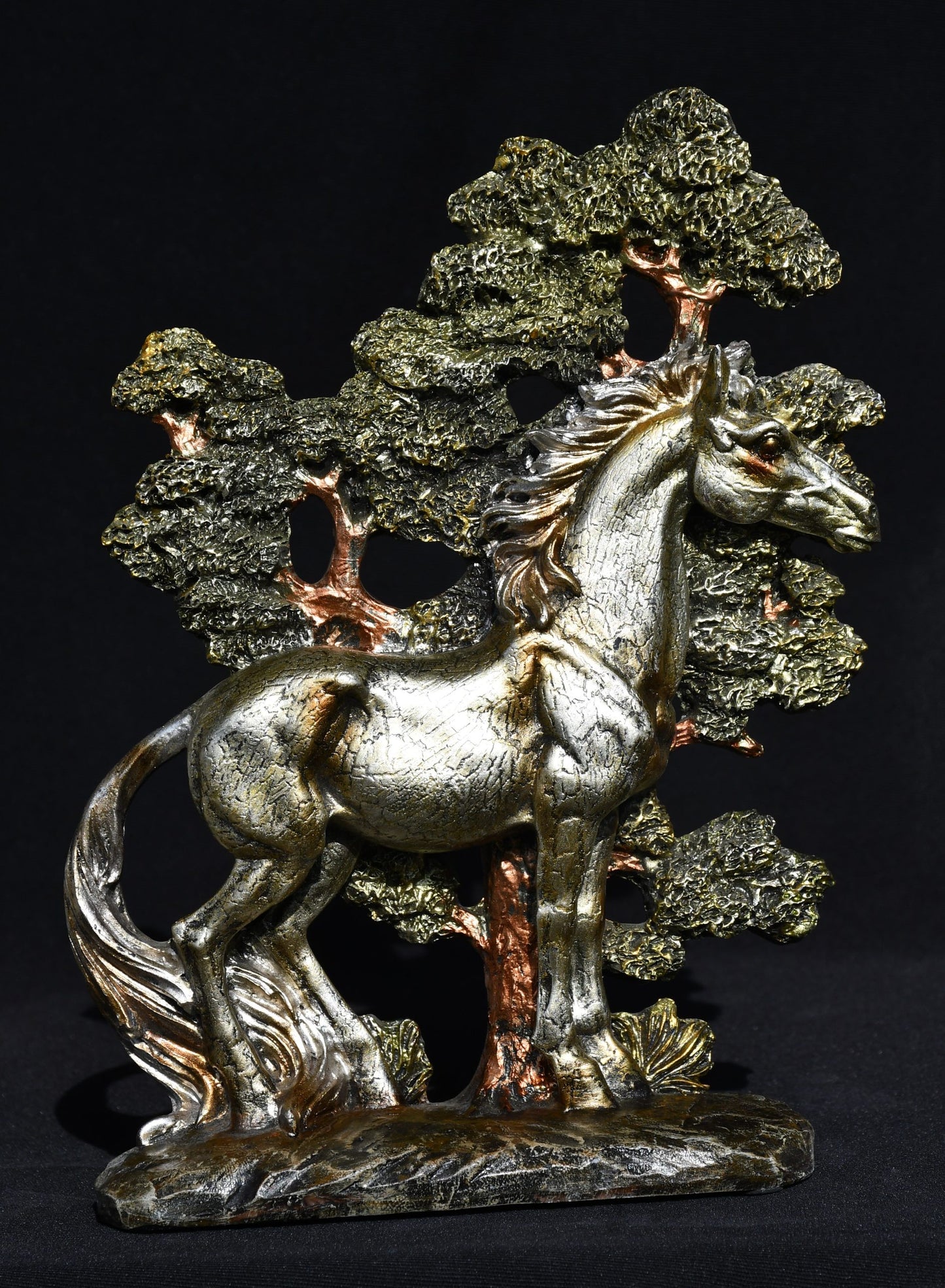 Жребец сред дърветата - декоративна скулптура