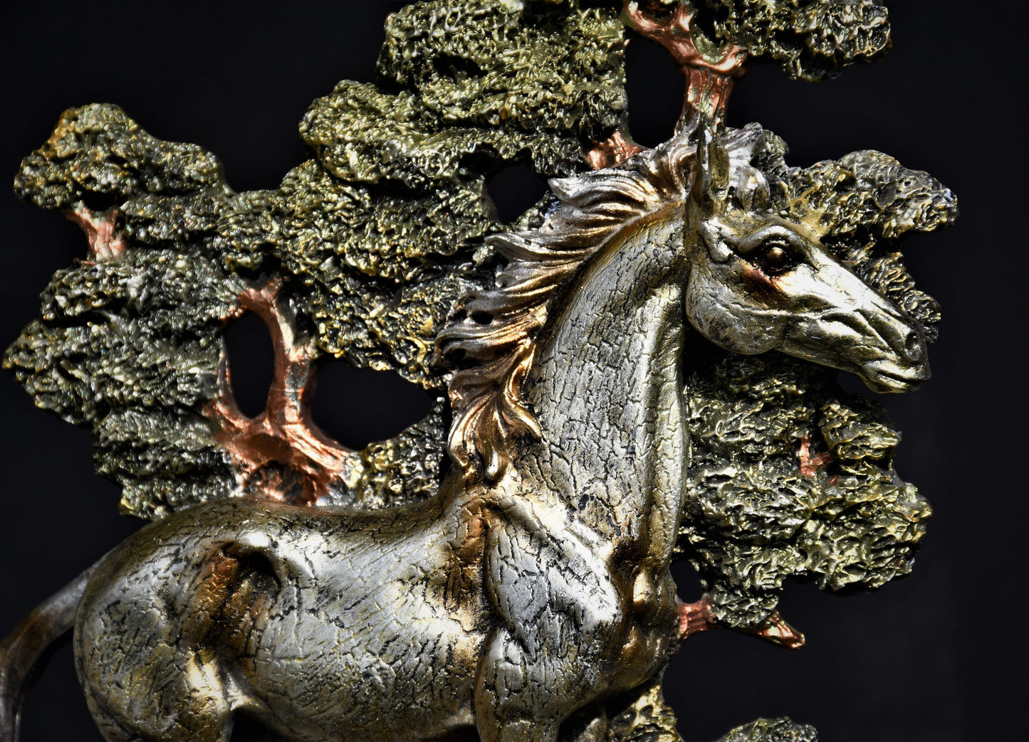 Жребец сред дърветата - декоративна скулптура