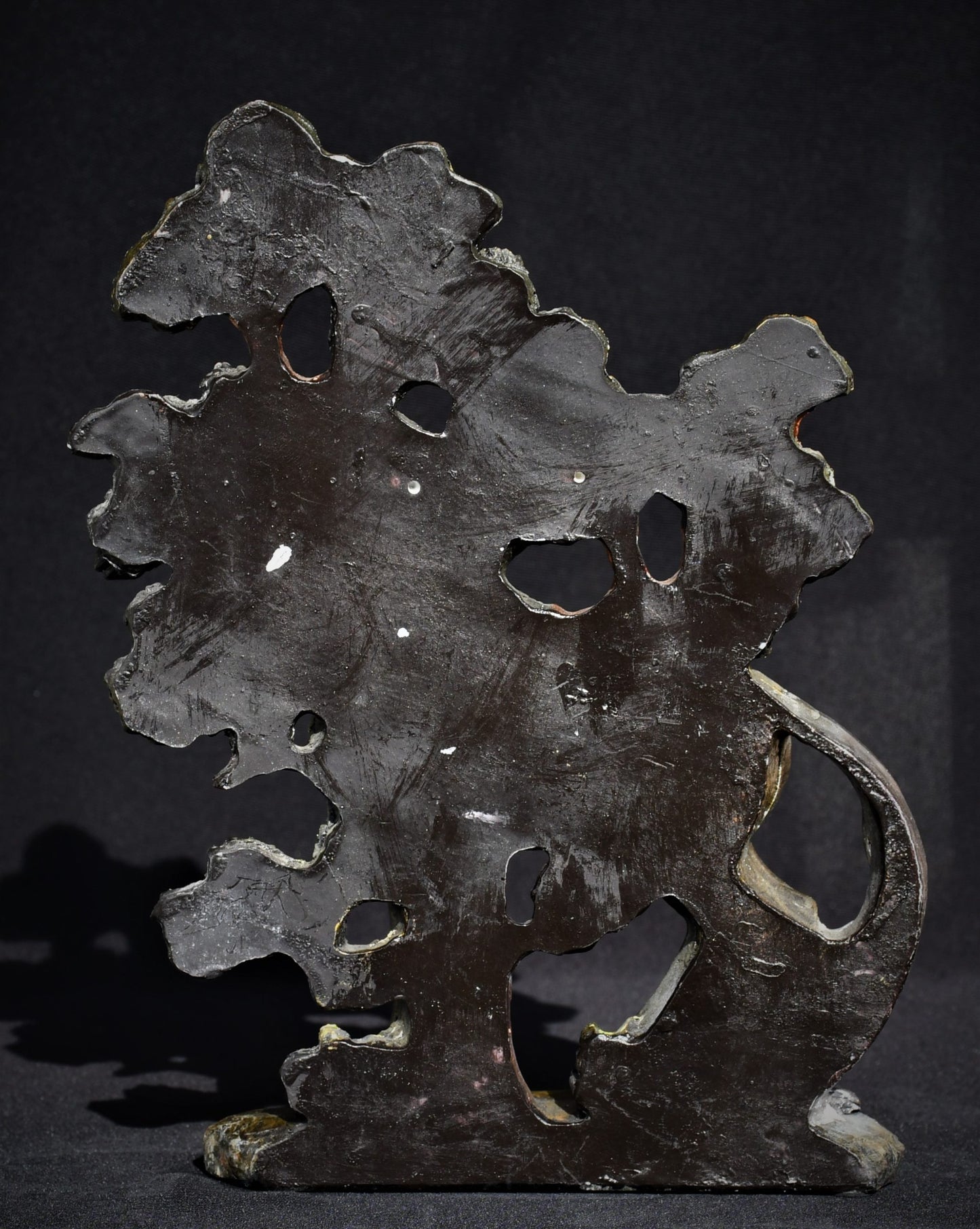 Жребец сред дърветата - декоративна скулптура