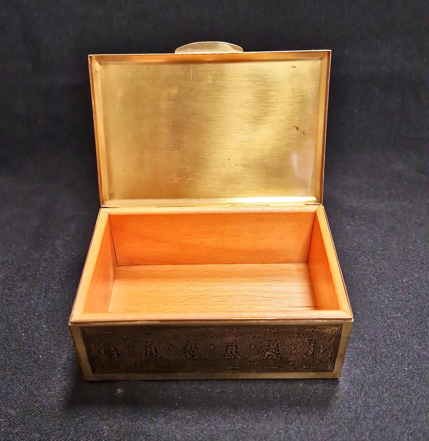 Дървена кутия с метален обков