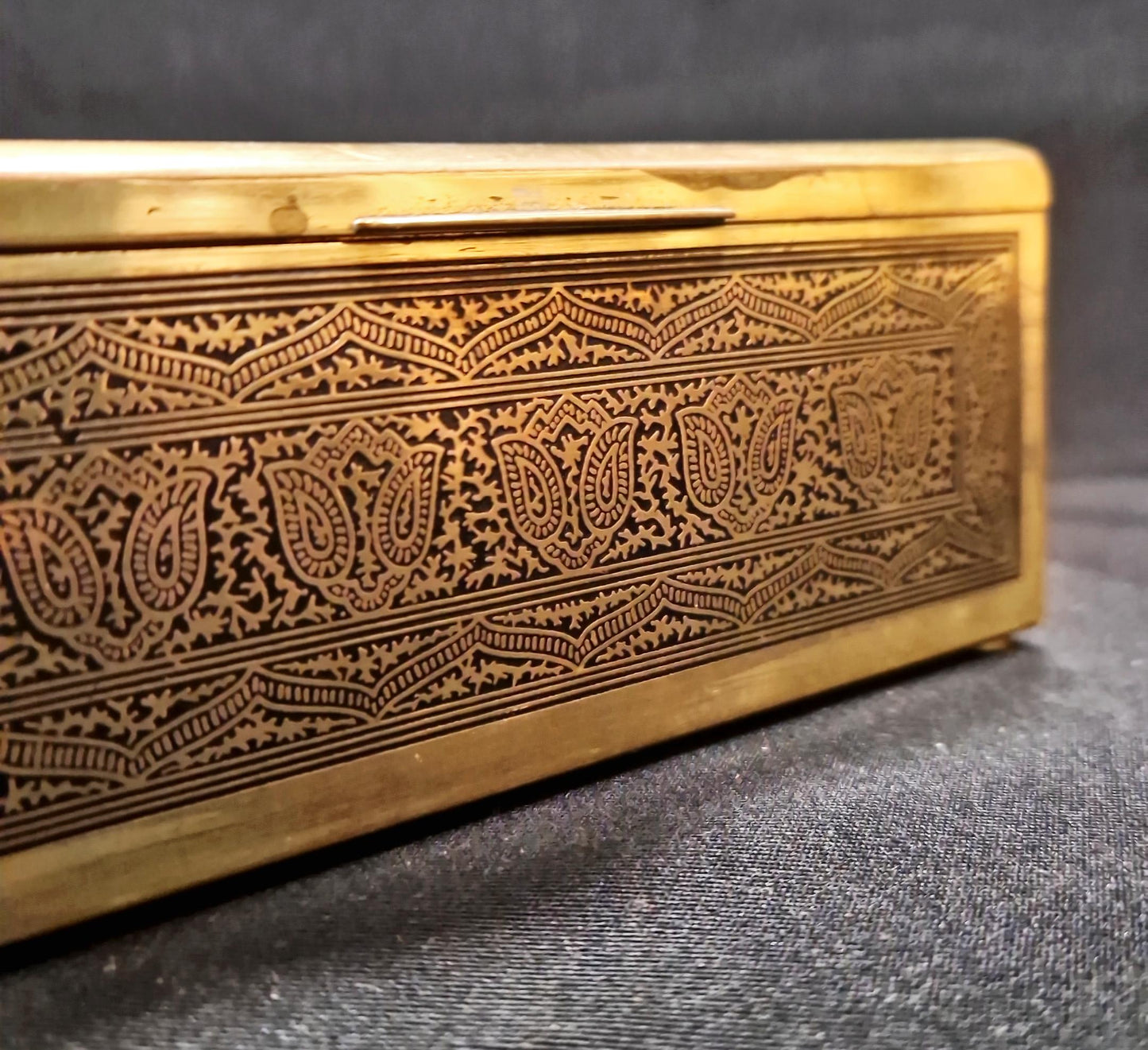 Дървена кутия с метален обков