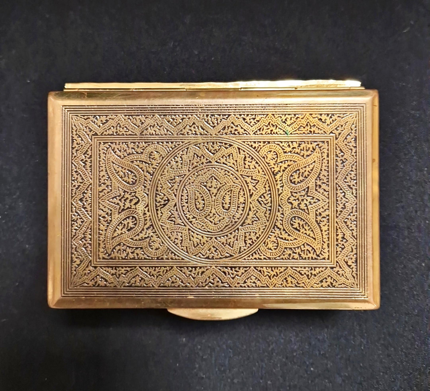 Дървена кутия с метален обков