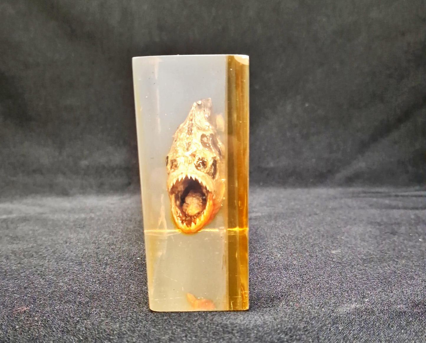 Статуетка пираня - стъкло