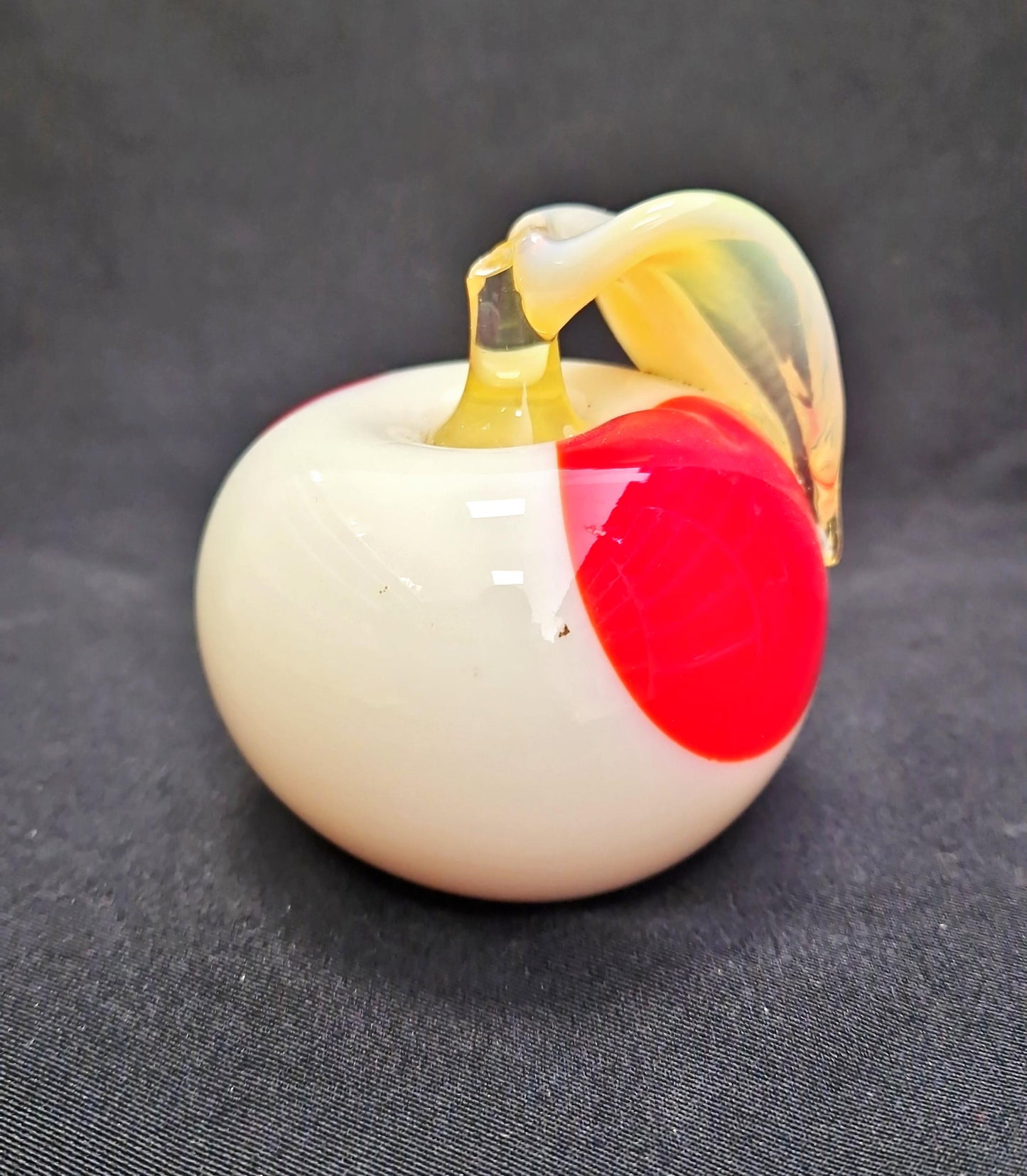 Статуетка ябълка - стъкло